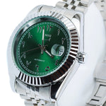 Vue de 3/4 d'une montre Emir Watches automatique avec des chiffres arabes et de couleur verte 