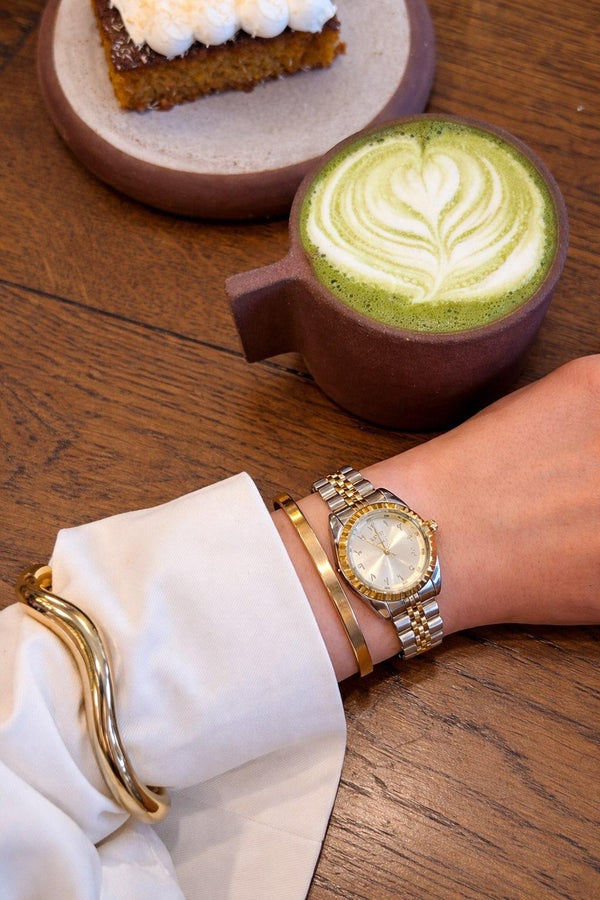 Montre femme chiffres arabes Emir Watches ivoire et or au poignet 