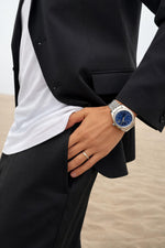 Homme portant montre Emir Watches chiffres arabes et cadran bleu au poignet