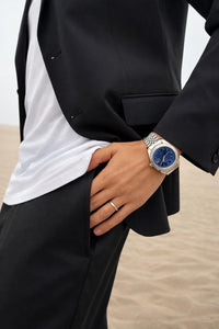 Homme portant montre Emir Watches chiffres arabes et cadran bleu au poignet