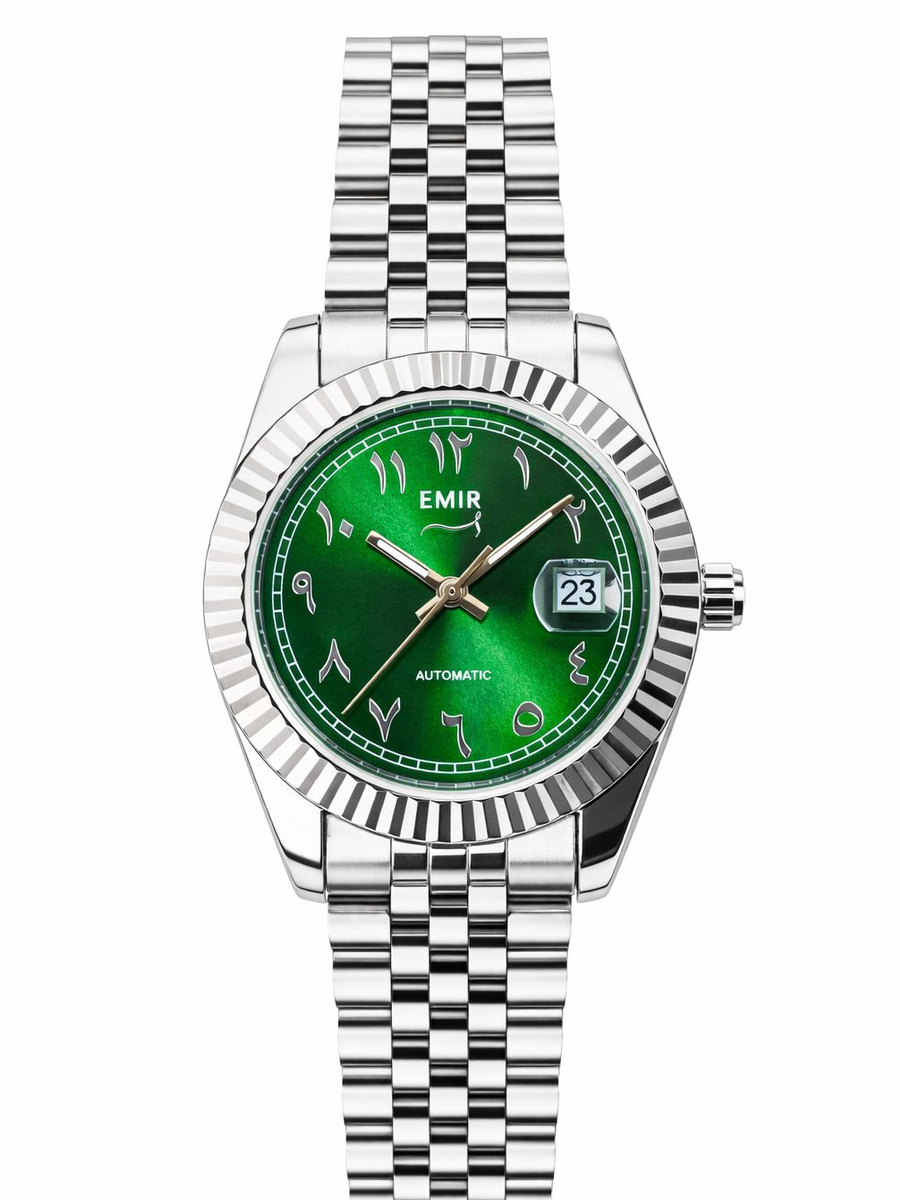 Vue de face d'une montre Emir Watches de couleur verte automatique avec des chiffres arabes. 