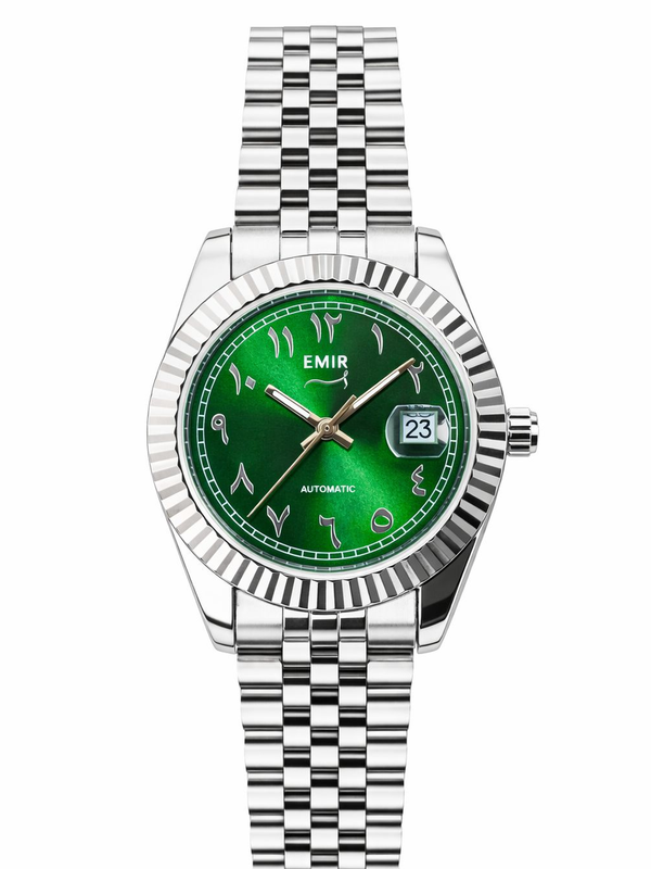 Vue de face d'une montre Emir Watches de couleur verte automatique avec des chiffres arabes. 